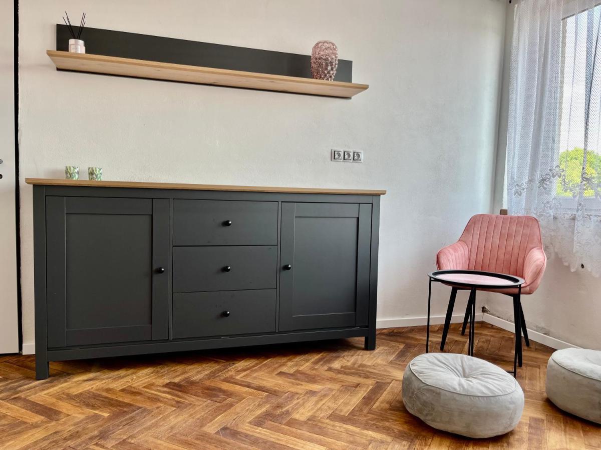 Monstera I Lägenhet Kolín Exteriör bild