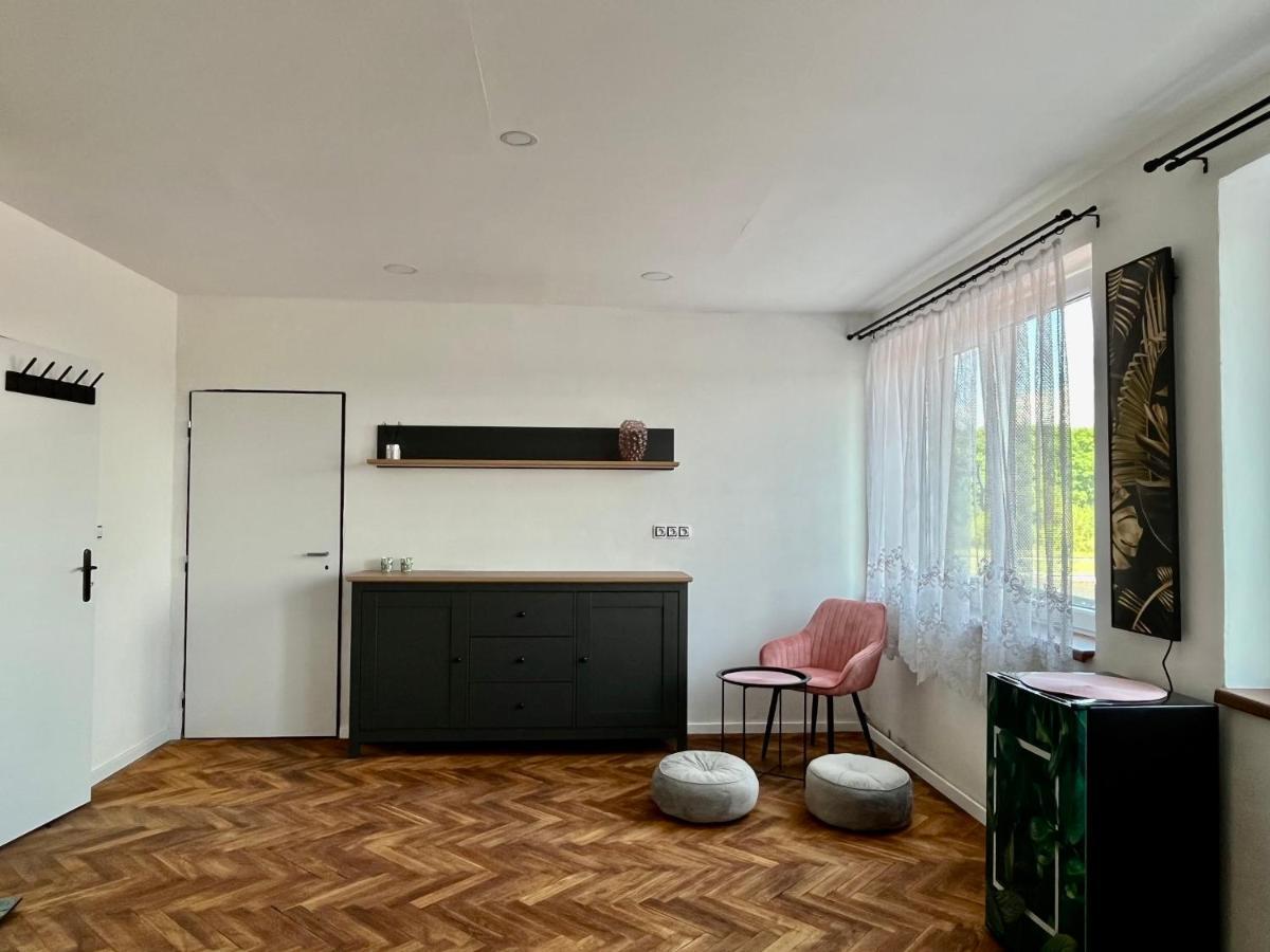 Monstera I Lägenhet Kolín Exteriör bild
