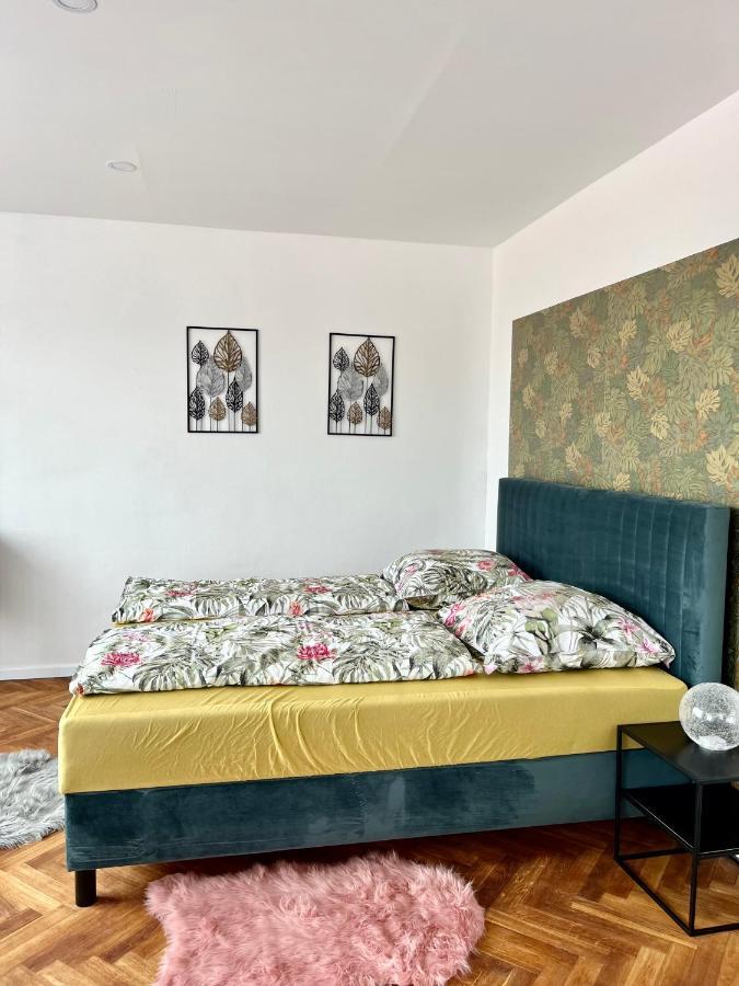 Monstera I Lägenhet Kolín Exteriör bild