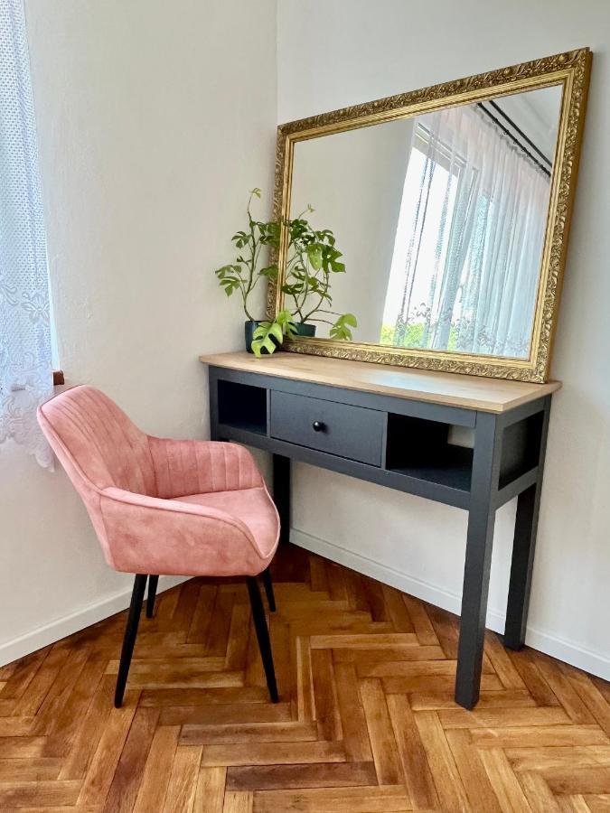 Monstera I Lägenhet Kolín Exteriör bild