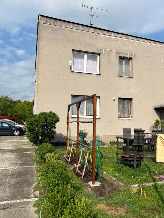 Monstera I Lägenhet Kolín Exteriör bild