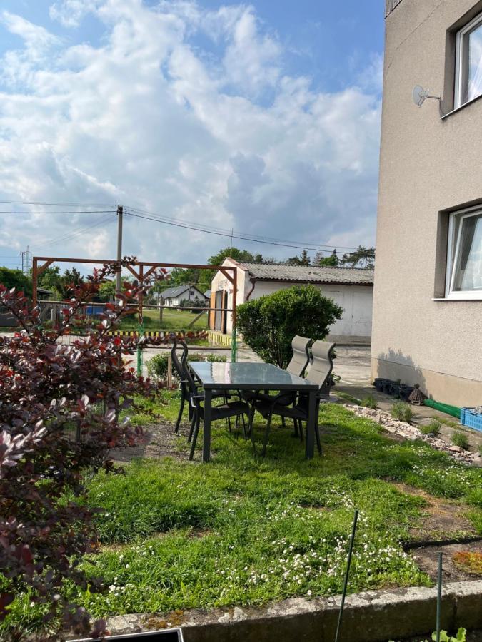 Monstera I Lägenhet Kolín Exteriör bild