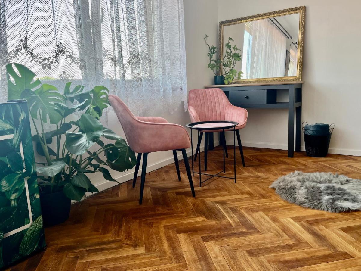 Monstera I Lägenhet Kolín Exteriör bild